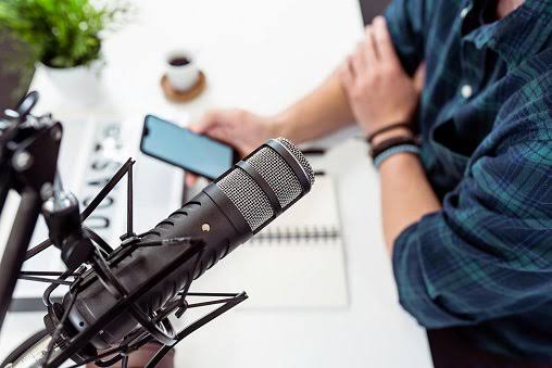 Podcast menjadi salah satu konten yang banyak digemari di media sosial. Foto: Repro google.com