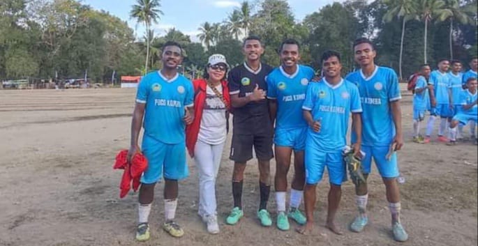 Pemain Kota Komba saat berpose bersama di Lapangan Sepak Bola Dampek usai menang melawan Lamba Leda di partai 8 besar. Foto: Ist.