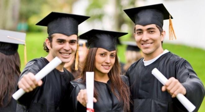 Meraih IPK tinggi ataupun cumlaude tentu suatu kebanggaan tersendiri, tapi perlu diingat jika hal tersebut tak menjamin kamu sukses di dunia kerja. Foto: Repro hipwee.com