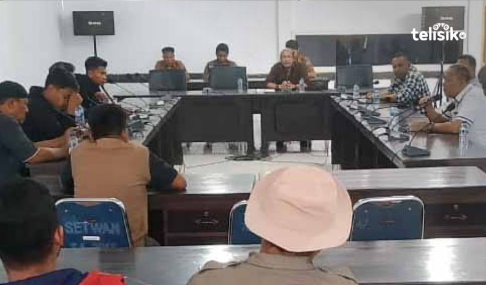 Suasana pertemuan pengunjuk rasa bersama anggota DPRD Buton Selatan Foto: Deni Djohan/Telisik