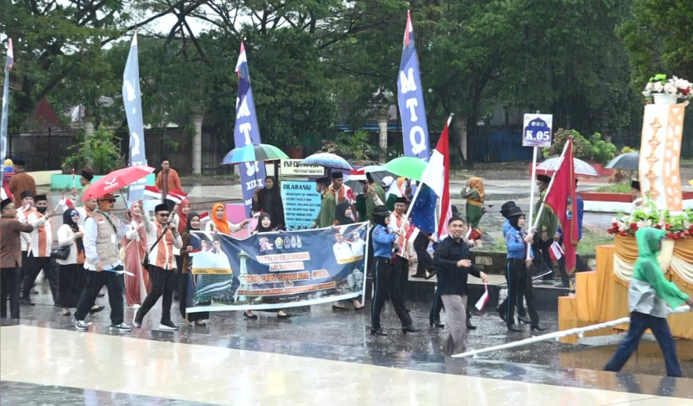 Kontingen Kota Kendari turut meramaikan Pawai Ta'aruf dan Etno Religi Karnaval MTQ XXIX tingkat Provinsi Sulawesi Tenggara meski diguyur hujan. Foto: Ist.