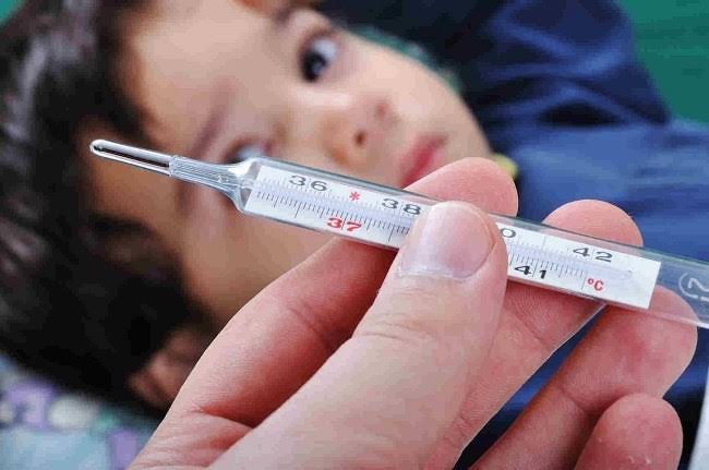Demam tinggi salah satu gejala yang dialami ketika anak terserang DBD. Foto: Repro alodokter.com