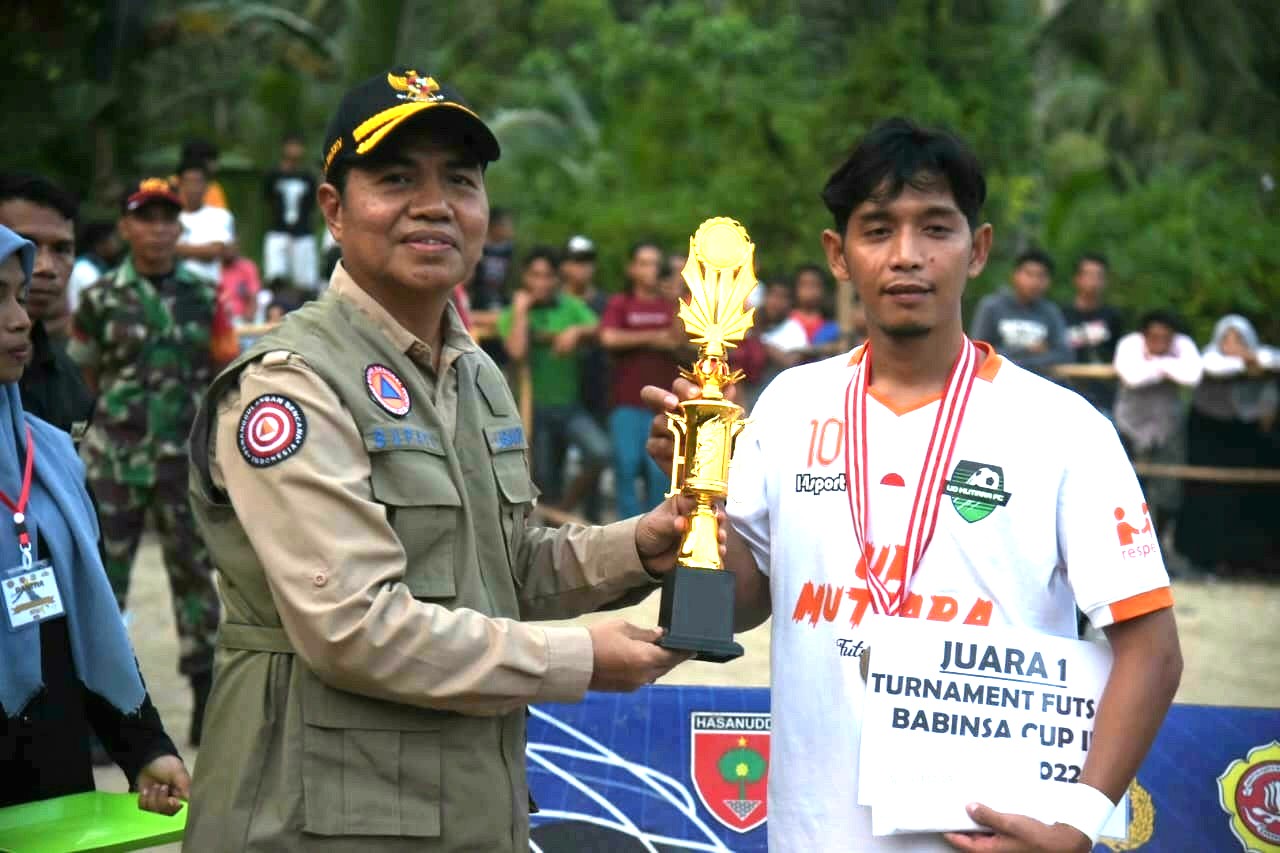Bupati Buton, La Bakry saat memberikan piala kepada pemenang turnamen futsal. Foto: Ist.
