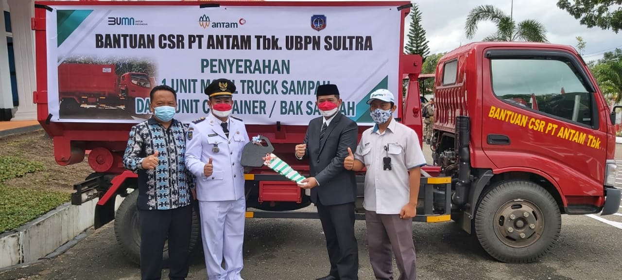 Bantuan CSR Antam berupa 1 unit truk dan bak sampah untuk masyarakat di wilayah operasi. Foto: Ist.