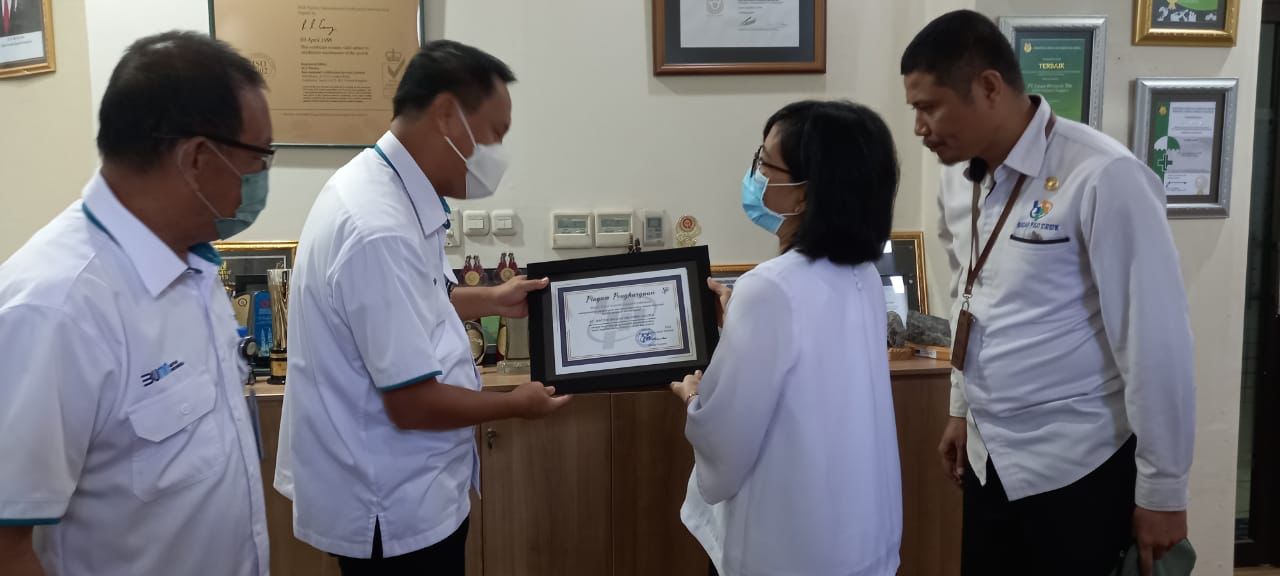 General Manger PT Antam Tbk UBPN Kolaka Nilus Rahmat menerima penghargaan BPS RI yang diserahkan oleh Kepala BPS Sulawesi Tenggara, Agnes Widiastuti. Foto: Ist.