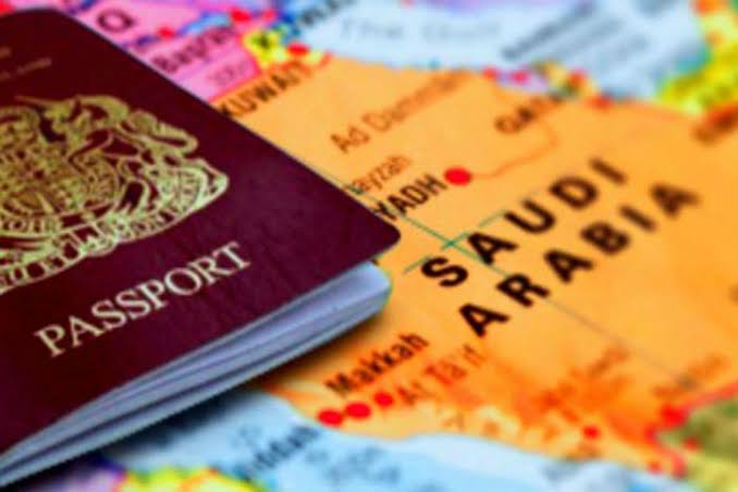Pengurus visa menjadi salah satu syarat untuk melaksanakan umroh di Arab Saudi. Foto: Repro  trevl.dream.co.id