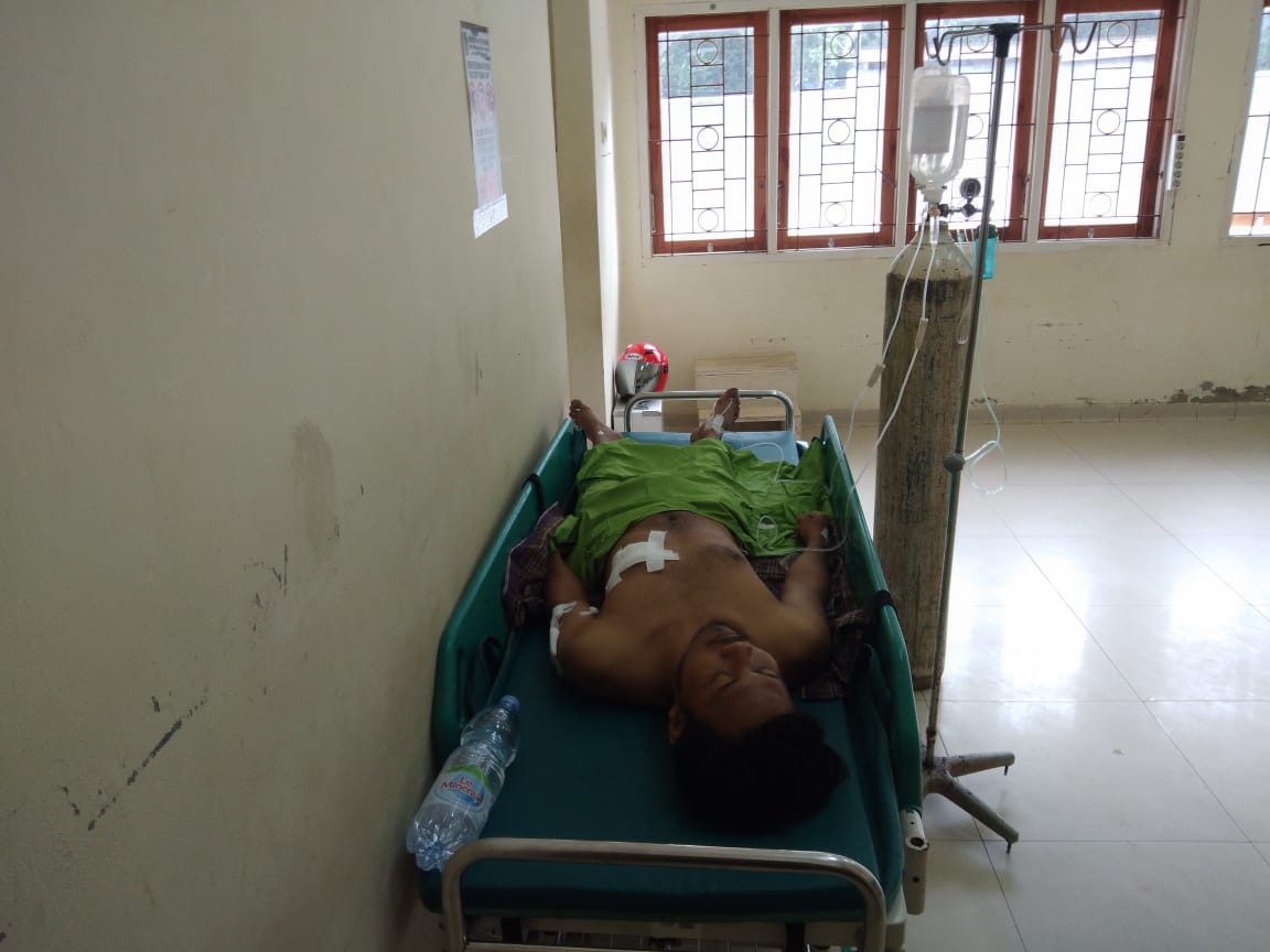 Mahasiswa bernisial WY (25) menjadi korban penikaman dan sedang mendapat pertolongan medis. Foto. Ist.