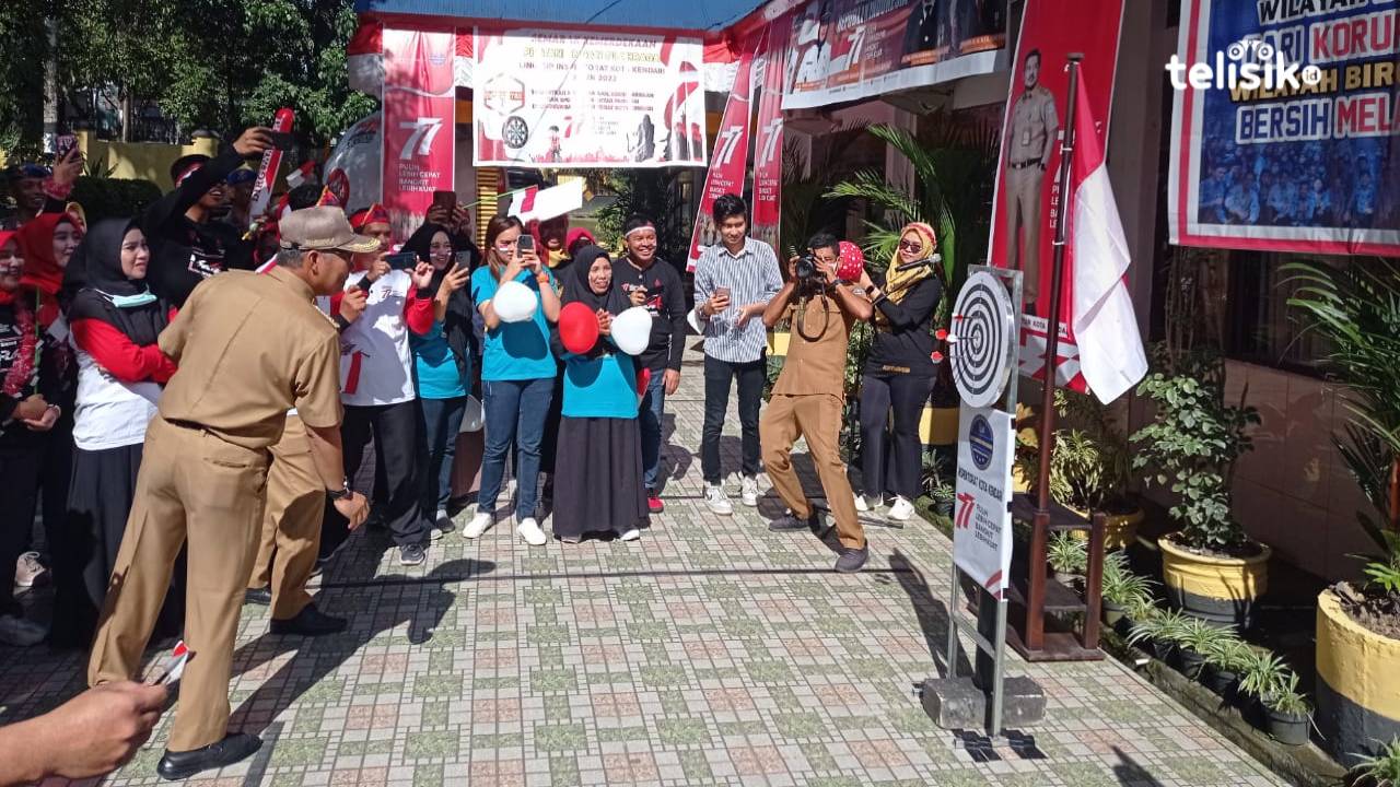 Wali Kota menang dalam lomba eksebisi darts melawan Inspektur Kota Kendari dalam kegiatan memeriahkan HUT Kemerdekaan ke-77 RI. Foto: Sumarlin/Telisik