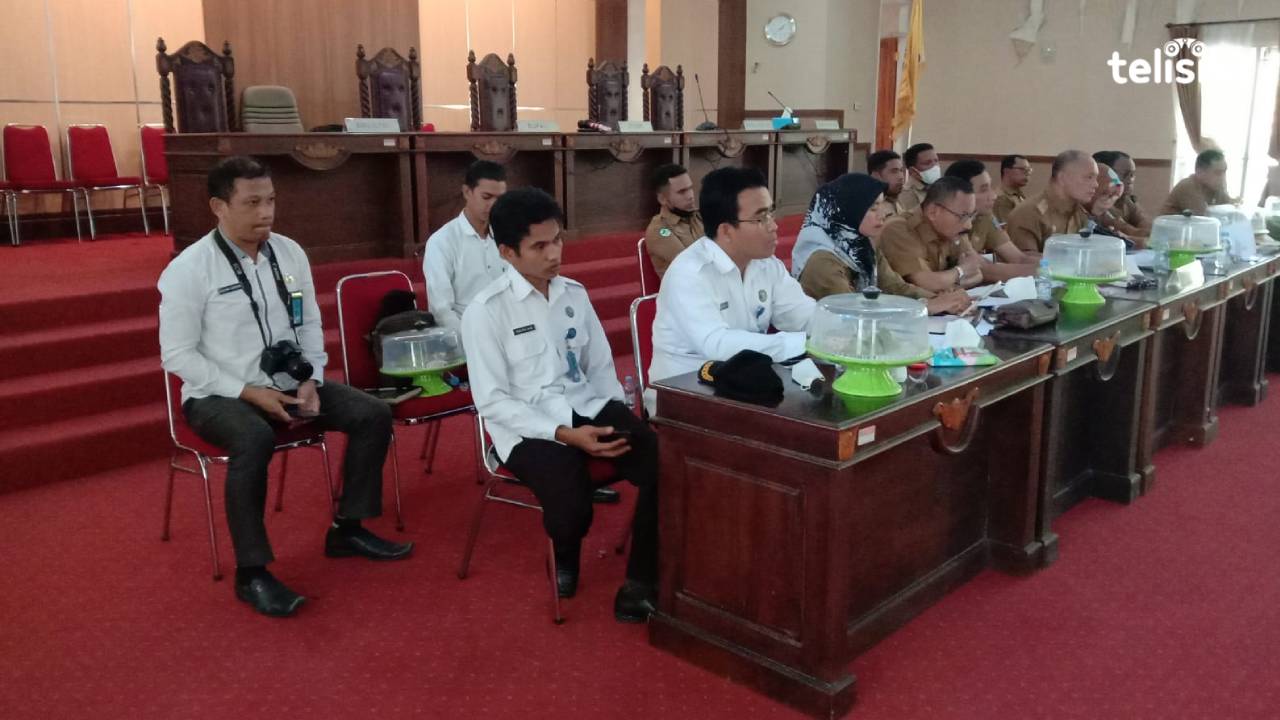 Kepala BNNK Muna, Muhamad Ridwan Zain saat mengikuti rapat di DPRD terkait dengan tahapan Pilkades. Foto : Sunaryo/Telisik