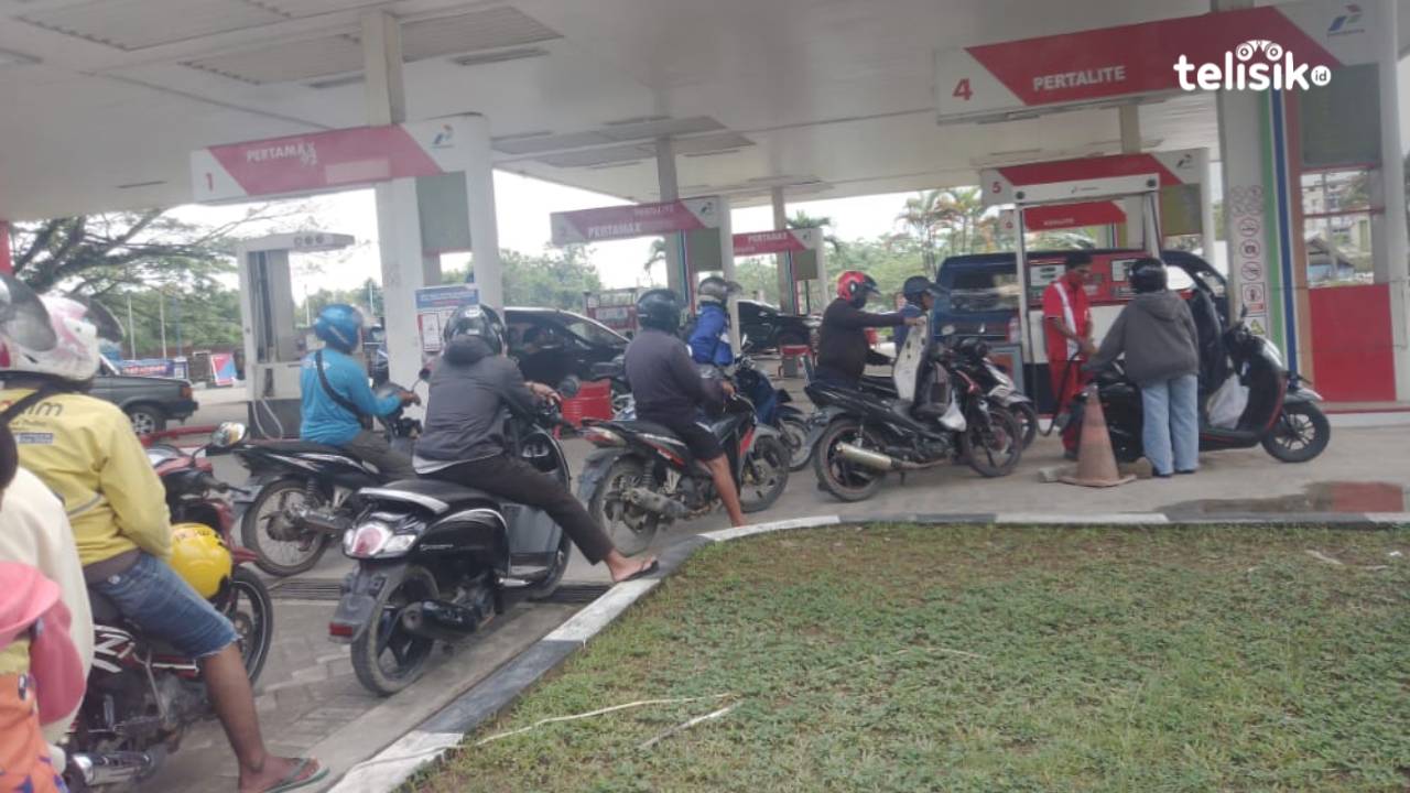 Antraan BBM jenis pertalite di salah satu SPBU di Kota Kendari. Foto: Nur Khumairah/Telisik