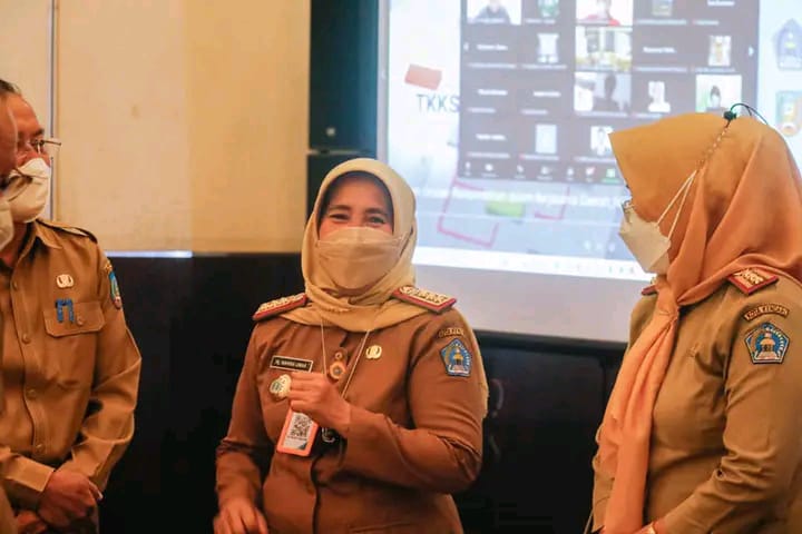 Mantan Sekda Kota Kendari, Nahwa Umar (tengah) siap menjabat Pj Wali Kota Kendari usai Sulkarnain menyelesaikan masa jabatannya sebagai Wali Kota Kendari definitif pada 9 Oktober 2022. Foto: Ist.
