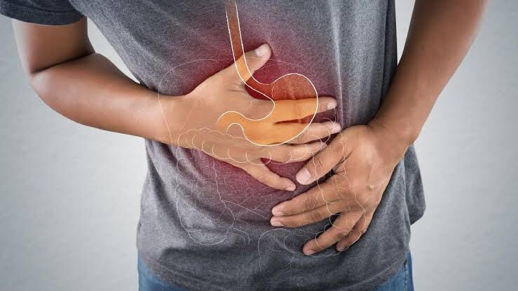 Salah satu gejala umum dialami penderita maag ketika kambuh adalah muncul rasa nyeri pada bagian atas perut disertai sensasi panas (heartburn). Foto: Repro Cnnindonesia.com