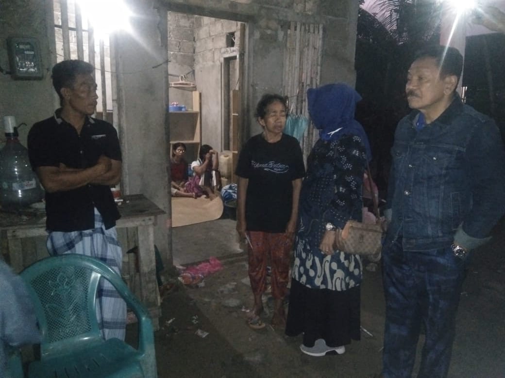 Bupati Buton Utara, Muhammad Ridwan Zakariah bersama istri, Muniarty M Ridwan menyambangi kediaman istri nelayan Desa Pebaoa, Kecamatan Kulisusu Utara yang hilang di laut saat mencari ikan. Foto: Ist.