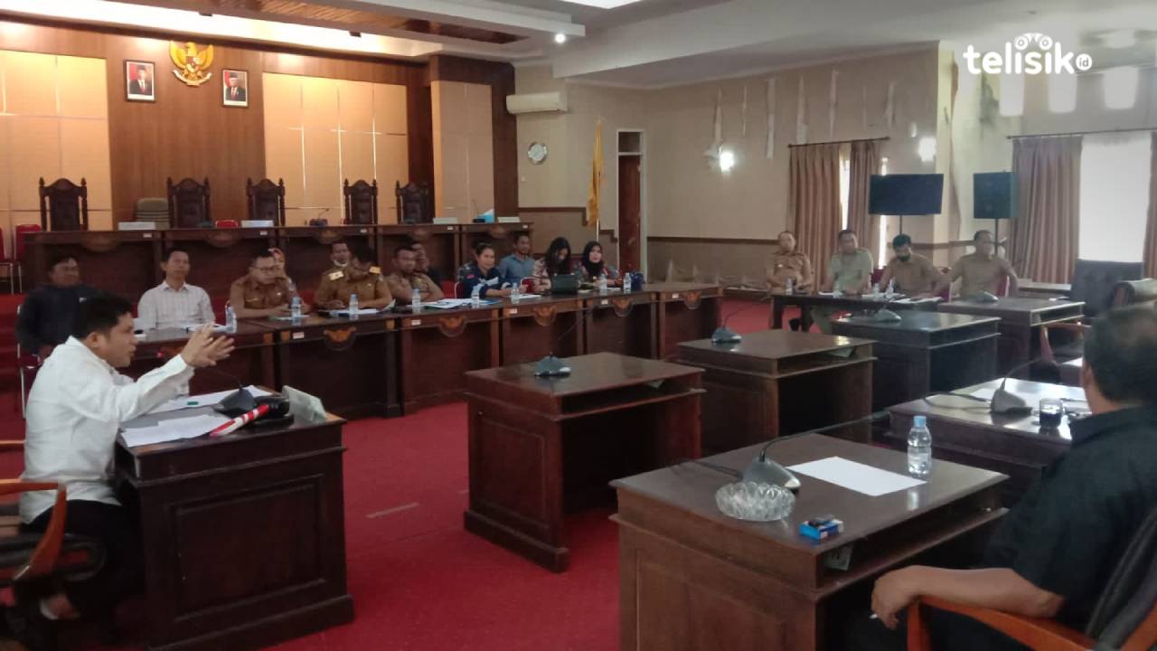 DPRD Muna bersama Dinas Nakertrans, Dinas Koperasi, TKBM dan PBM membahas persoalan kenaikan upah buruh. Foto: Sunaryo/Telisik.