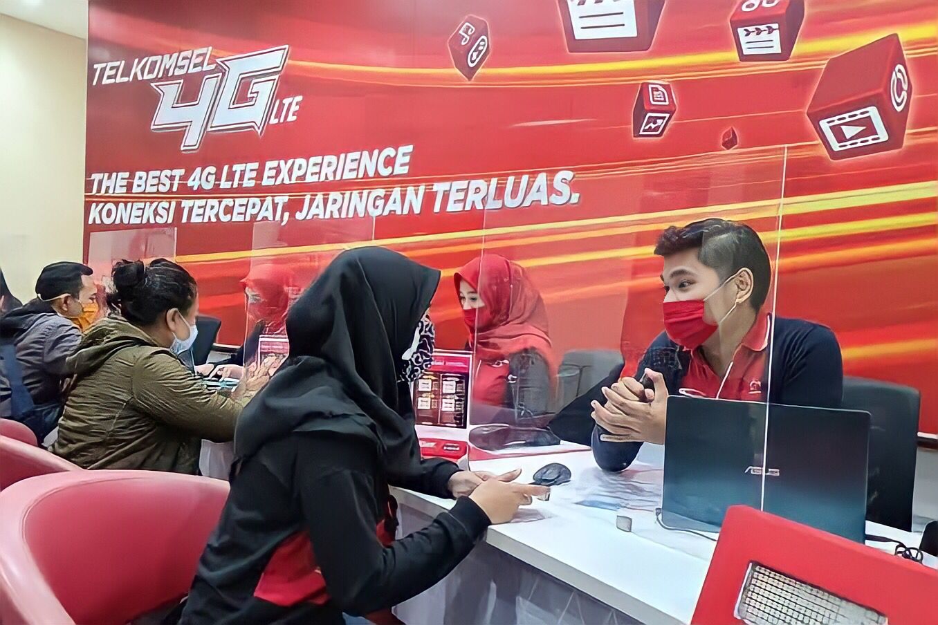 Dalam rangka program tukar kartu 3G ke 4G LTE, Telkomsel mengajak seluruh pelanggannya untuk upgrade ke jaringan 4G. Foto: Repro Pikiran-rakyat.com
