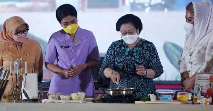 Megawati Sukarnoputri saat memasak makanan lezat dan bergizi dan menyerahkan buku berjudul Resep Makanan Baduta dan Ibu Hamil untuk Generasi Emas Indonesia. Foto: Dok. BKKBN