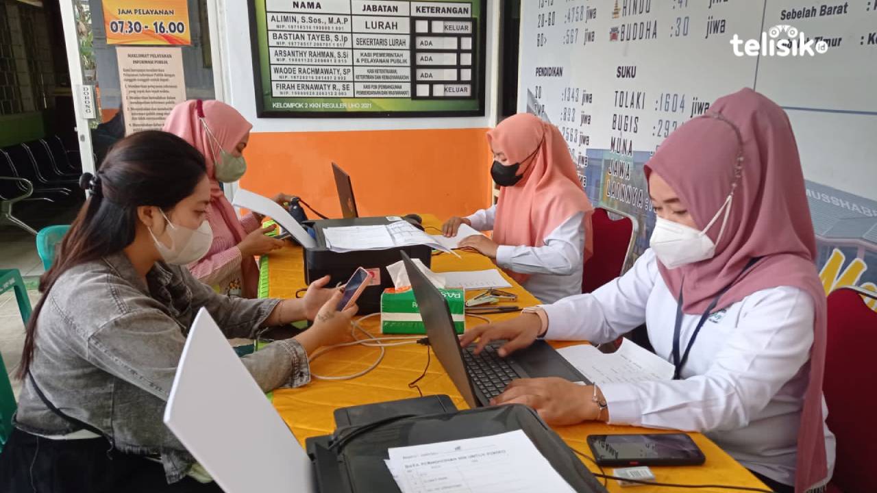 Petugas DPM PTSP memberikan layanan pendaftaran usaha warga di Kelurahan Bendera Kecamatan Kadia. Foto: Sumarlin/Telisik.