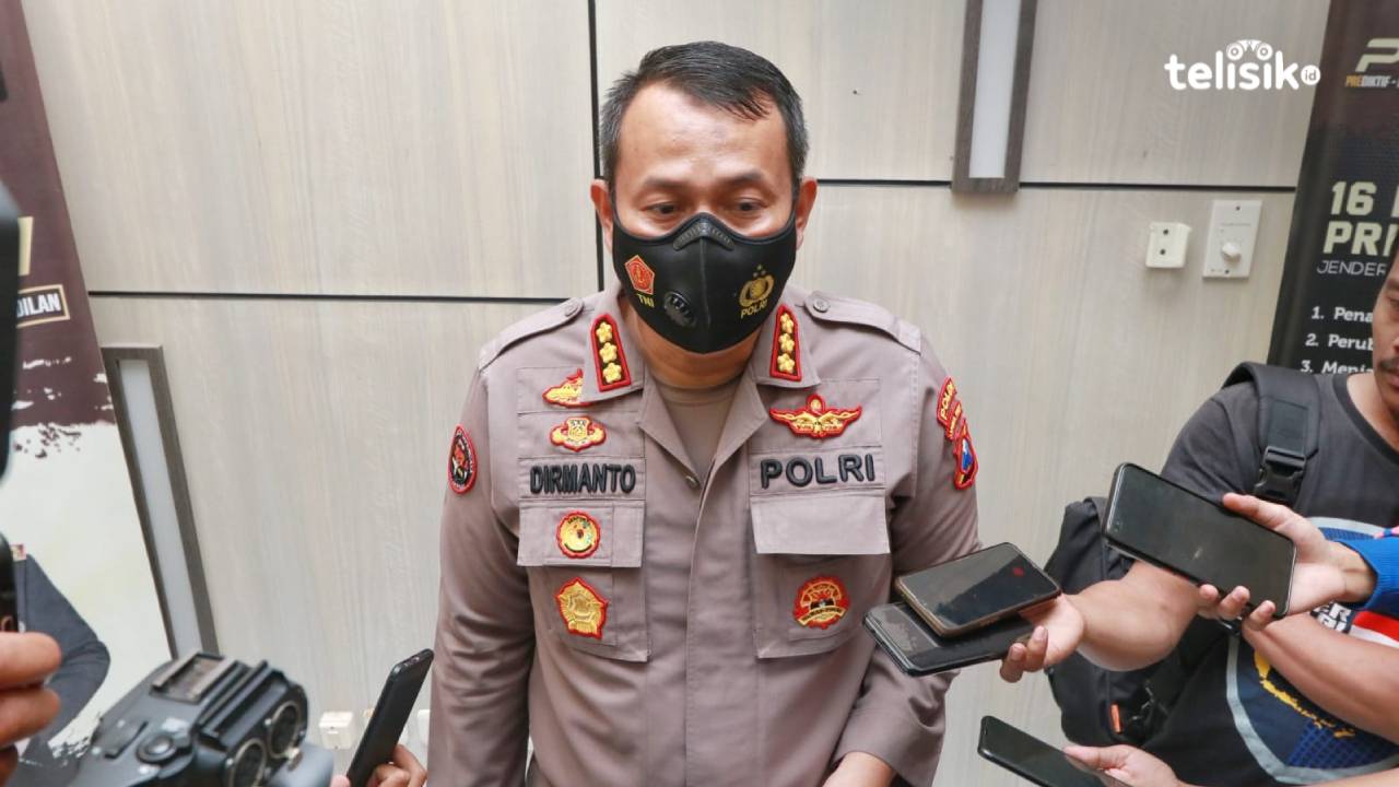 Kabidhumas Polda Jawa Timur, Kombes Dirmanto saat ditemui dikantornya saat memberikan keterangan soal Kapolsek nyabu. Foto: Yudhie/Telisik