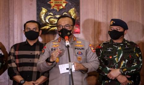 Kadiv Humas Polri, Irjen Pol Dedi Prasetyo (tengah) bersama Dirtipidum Bareskrim Polri, Brigjen Andi Rian Djajadi (kiri) memberikan keterangan pers di Mako Brimob. Foto: Republika