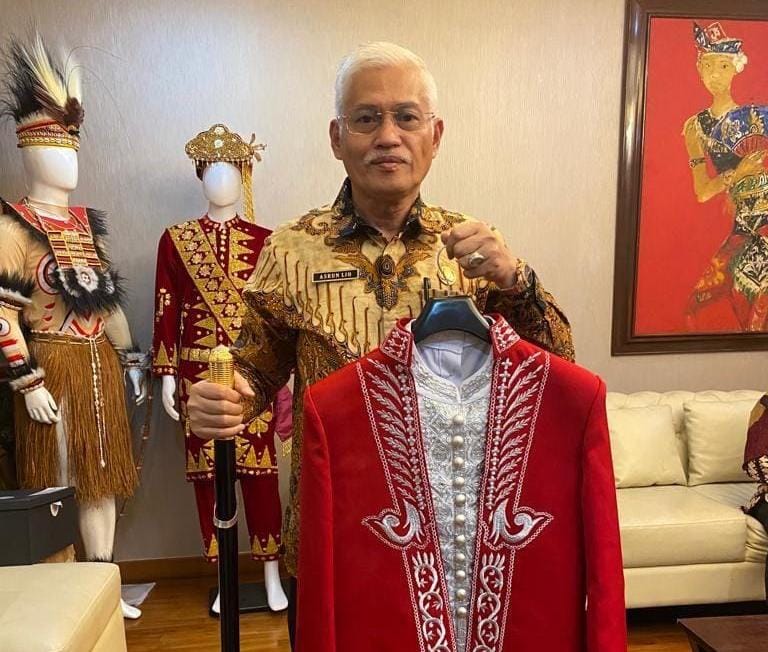 Sekretaris Daerah Provinsi Sulawesi Tenggara, Asrun Lio, menyerahkan dua baju adat Sultra, untuk akan digunakan Presiden Jokowi di Upacara Hari Kemerdekaan 17 Agustus mendatang. Foto: Ist.
