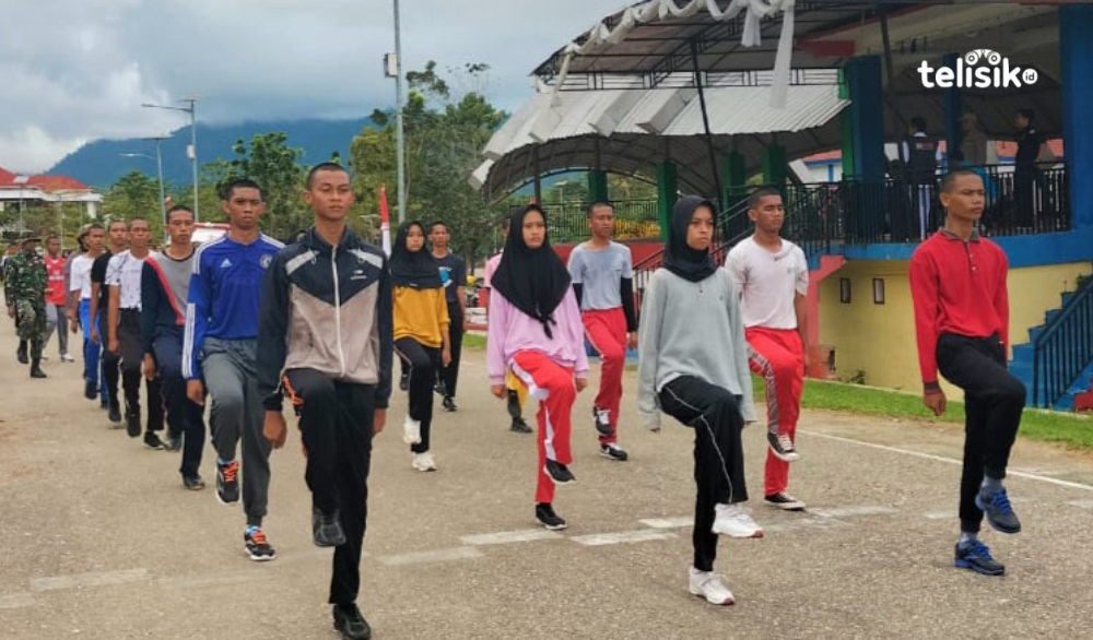 Pasukan pengerek bendera merah putih pada HUT ke-77 RI, sedang menjalani latihan ketat di Lapangan Aspirasi Lasusua, Kecamatan Lasusua, Kolaka Utara. Foto: Muh. Risal H/Telisik