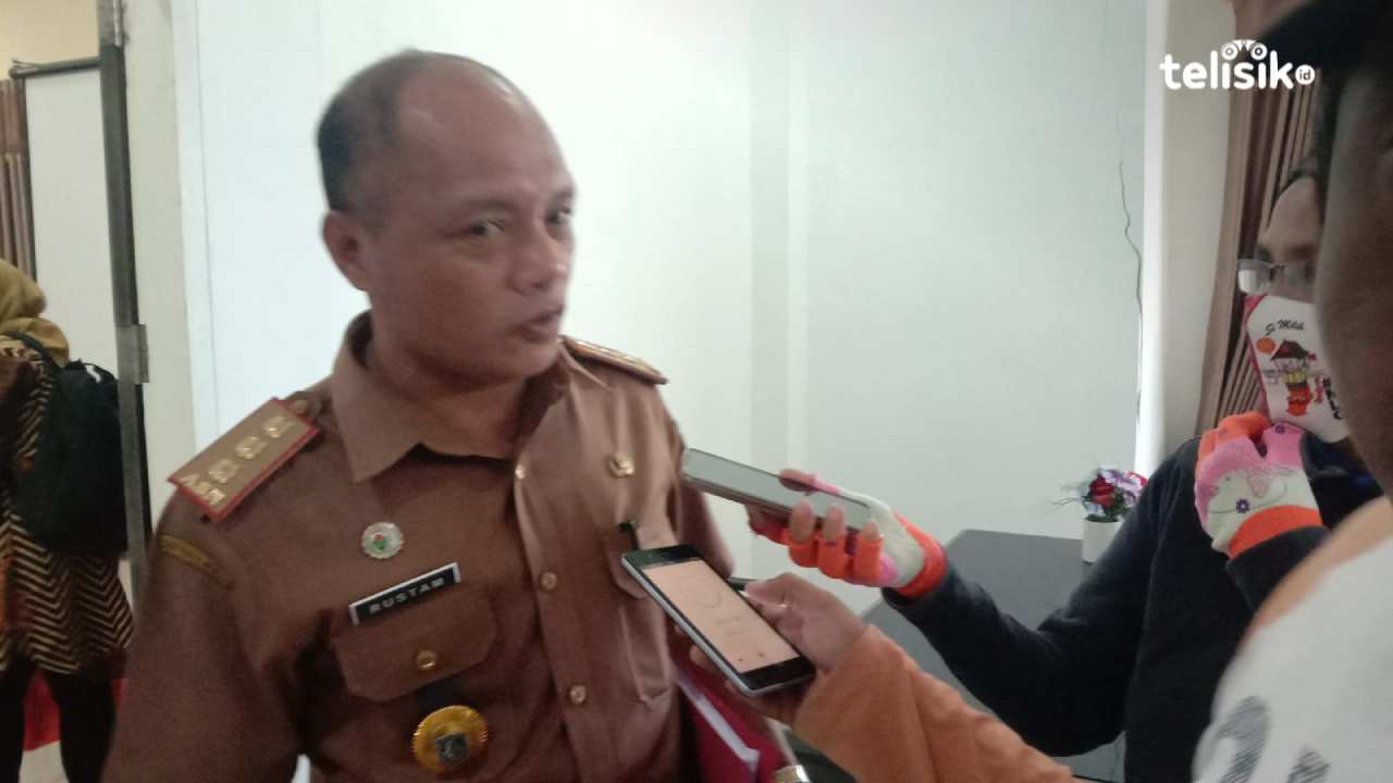 Kadis PMD Muna, Rustam, menerangkan proses tahapan pilkades. Foto: Sunaryo/Telisik