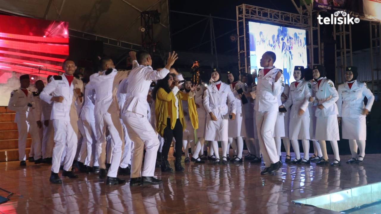 Yunita, Finalis Top 9 Indonesia Idol 2014 saat menghibur masyarakat Kolaka Utara bersama para anggota Paskibraka. Foto: Muh Risal H/Telisik