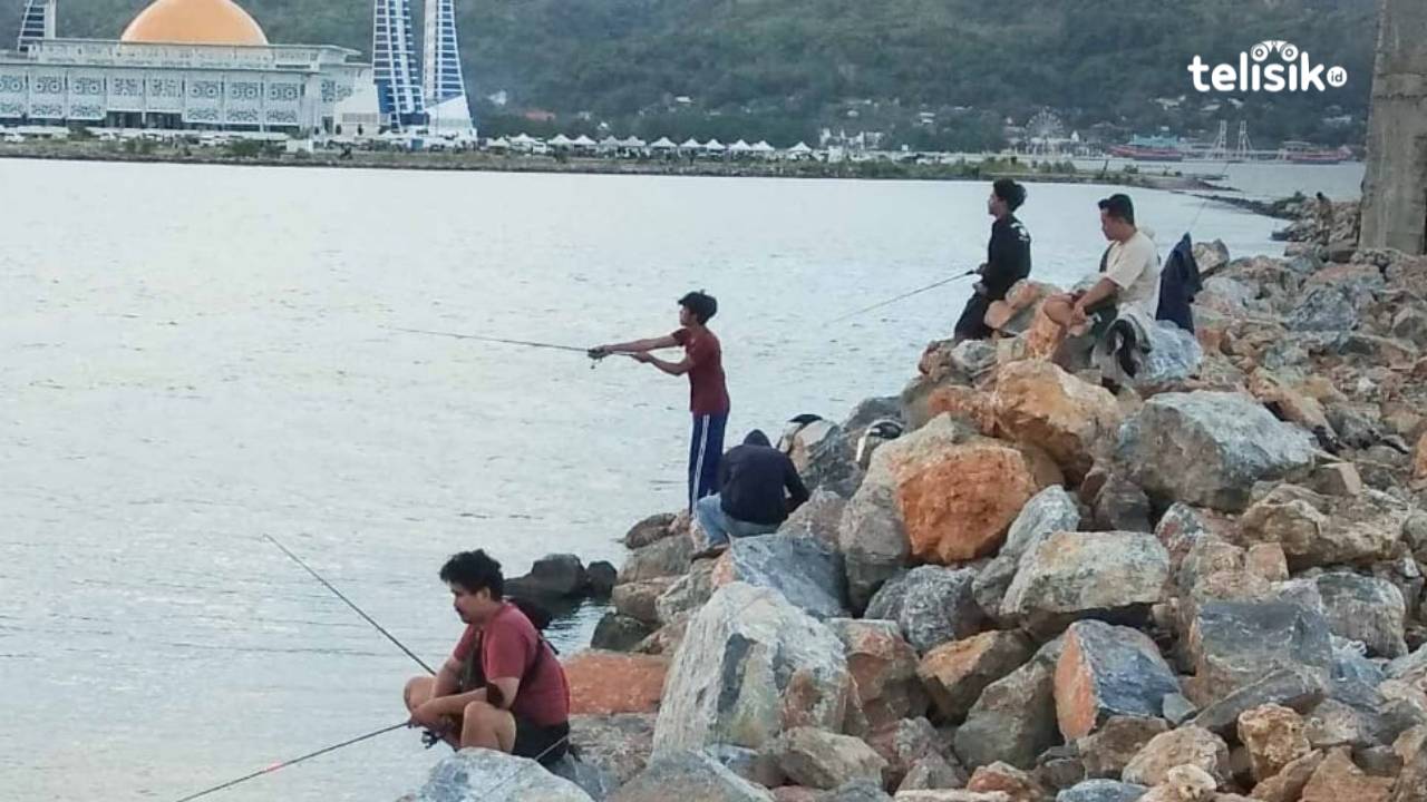 Para pemancing berdampingan sembari melempar joran mereka dengan harapan mendapat ikan. Foto: Kardin/Telisik 