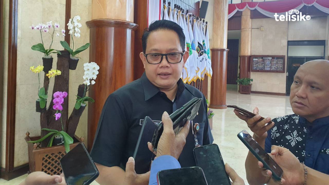 Sekdaprov Jawa Timur, Adhi Karyono memberikan keterangan bahwa pemerintah siapkan bantuan jika harga pertalite dan solar naik. Foto: Yudhi/Telisik