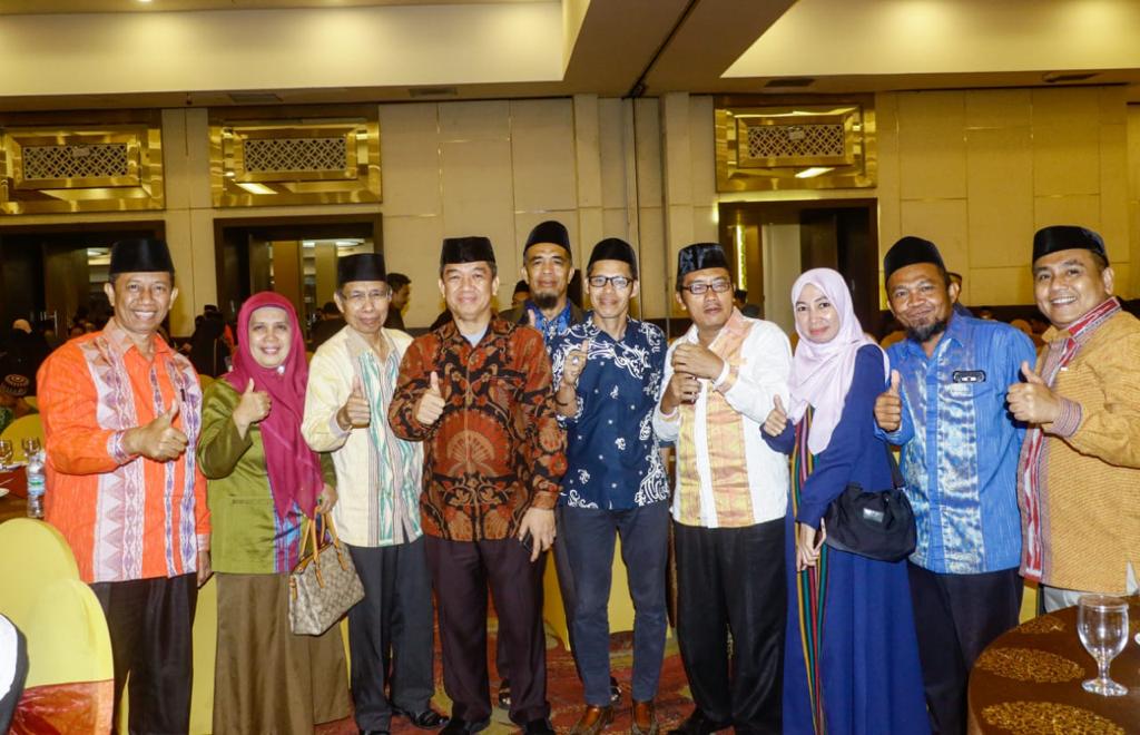 Sekretaris Daerah Kota Kendari, Ridwansyah Taridala bersama jajarannya saat mewakili Pemkot menerima hadiah juara umum sebesar Rp 50 juta. Foto: Ist.