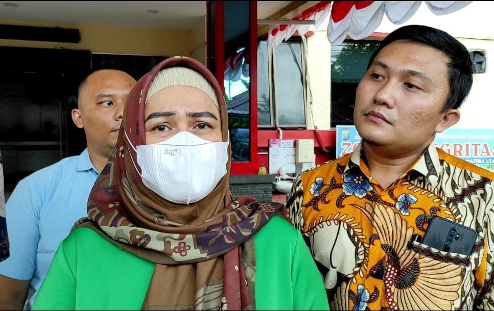 Evi Susanti memberikan keterangan kepada sejumlah awak media usai diperiksa oleh penyidik dari Ditreskrimum Polda Sumatera Utara di Medan. Foto: Dok. Pengacara
