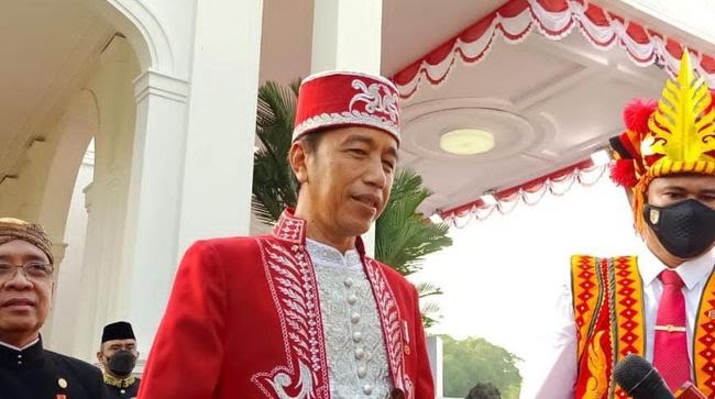 Presiden Jokowi menggunakan pakaian adat Dolomani Kesultanan Buton, Sulawesi Tenggara saat peringatan Hari Kemerdekaan ke-77 Republik Indonesia. Foto: Repro detik.com