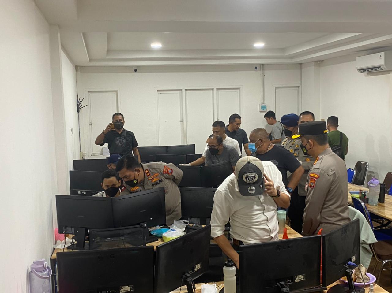 Kapolda Sumatera Utara, Irjen Pol Panca Putra didampingi anggotanya memeriksa sejumlah komputer yang dijadikan alat untuk bekerja menjalankan judi online. Foto: Humas Polda Sumatera Utara