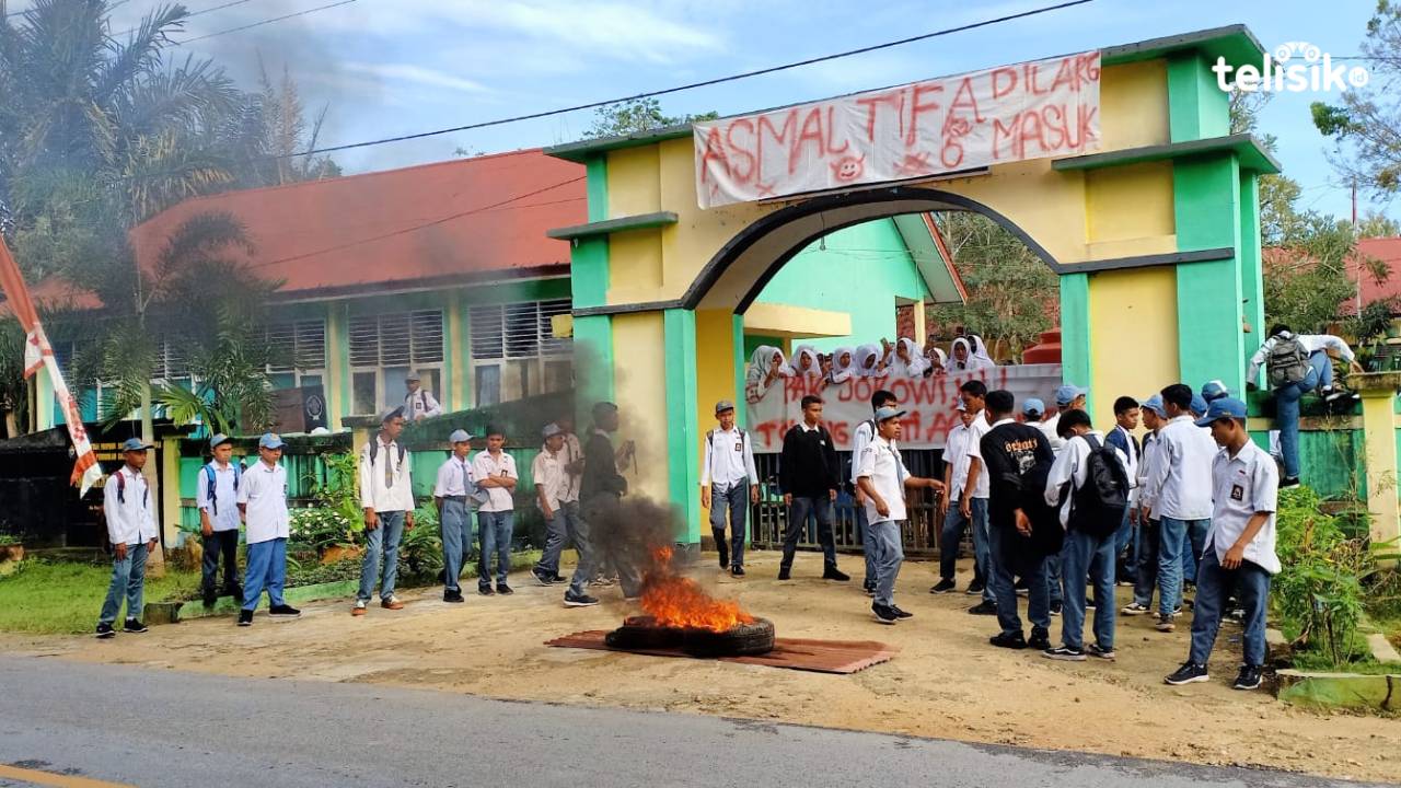 Pelajar SMA 1 Kontunaga menyegel sekolah sebagai bentuk penolakan Kasek, Asmal Tifa. Foto: Sunaryo/Telisik
