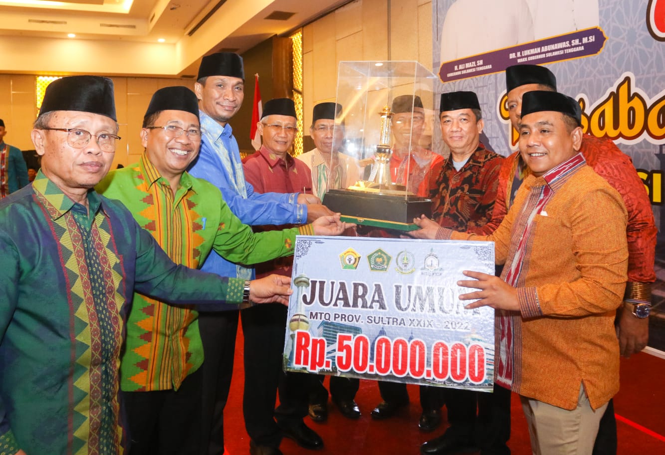 Wakil Gubernur Sulawesi Tenggara menyerahkan piala pada Sekda Kota Kendari sebagai juara umum MTQ tingkat Sulawesi Tenggara. Foto: Ist.