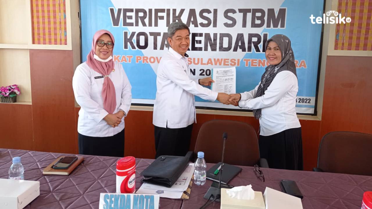 Sekda Kota Kendari (tengah) menerima berita acara verifikasi lapangan tim Provinsi Sulawesi Tenggara. Selanjutnya tim akan mengusulkan Kota Kendari pada Kementerian Kesehatan  untuk penghargaan STBM Award Kategori 5 Pilar STBM 2022. Foto: Sumarlin/Telisik