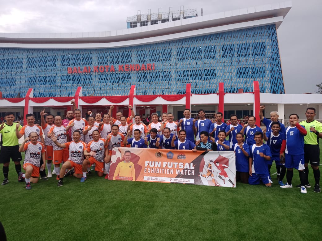 Tim Futsal Pemkot Kendari gelar pertandingan persahabatan melawan Wartawan. Foto: Ist.