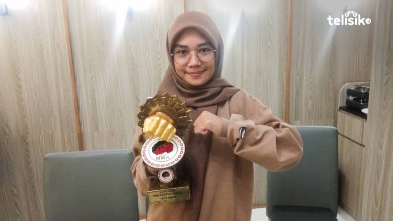 Lisa Stasya, Mahasiswi UM Kendari berhasil meraih medali emas dalam kejuaran MMA tingkat nasional, setelah mengalahkan rivalnya dari Jawa Barat. Foto: Kardin/Telisik