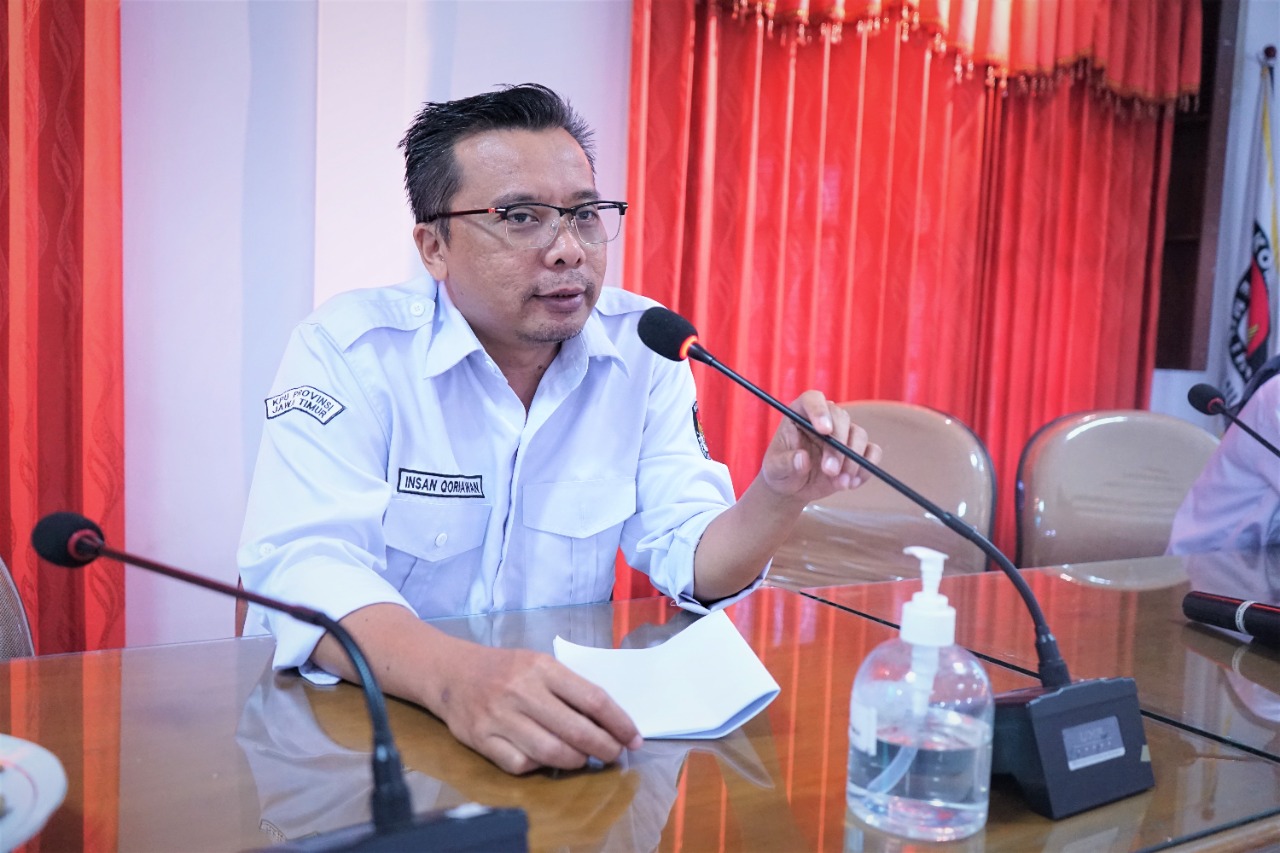 Divisi Teknis Penyelenggaraan KPU Jawa Timur, Insan Qoriawan menjelaskan kalau KPU RI meluncurkan fitur khusus bagi masyarakat terdaftar atau tidak sebagai anggota Parpol. Foto: Dok KPU Jawa Timur