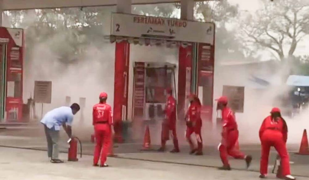 Ketgam: Sebuah mesin dispenser bahan bakar di SPBU Tapak Kuda Kota Kendari mengalami korsleting arus pendek yang menimbulkan ledakan dan percikan api. Foto: Ist.