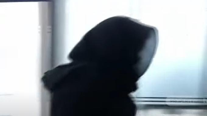 Tangkapan layar dari video Putri Candrawathi menghadiri pemeriksaan di Bareskrim Polri. Dia menggunakan pakaian serba hitam dengan kerudung hitam. Foto: Tribunnews