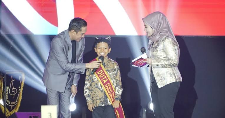Penyanyi cilik Farel Prayoga diangkat jadi Duta Kekayaan Intelektual Kemenkumham. Foto: Repro Bapas Denpasar/Kemenkumham