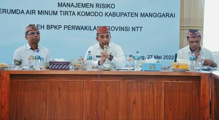 Bupati Manggarai, Heribertus Nabit saat memberikan evaluasi terhadap Perumda Air Minum Tirta Komodo. Foto: Ist.