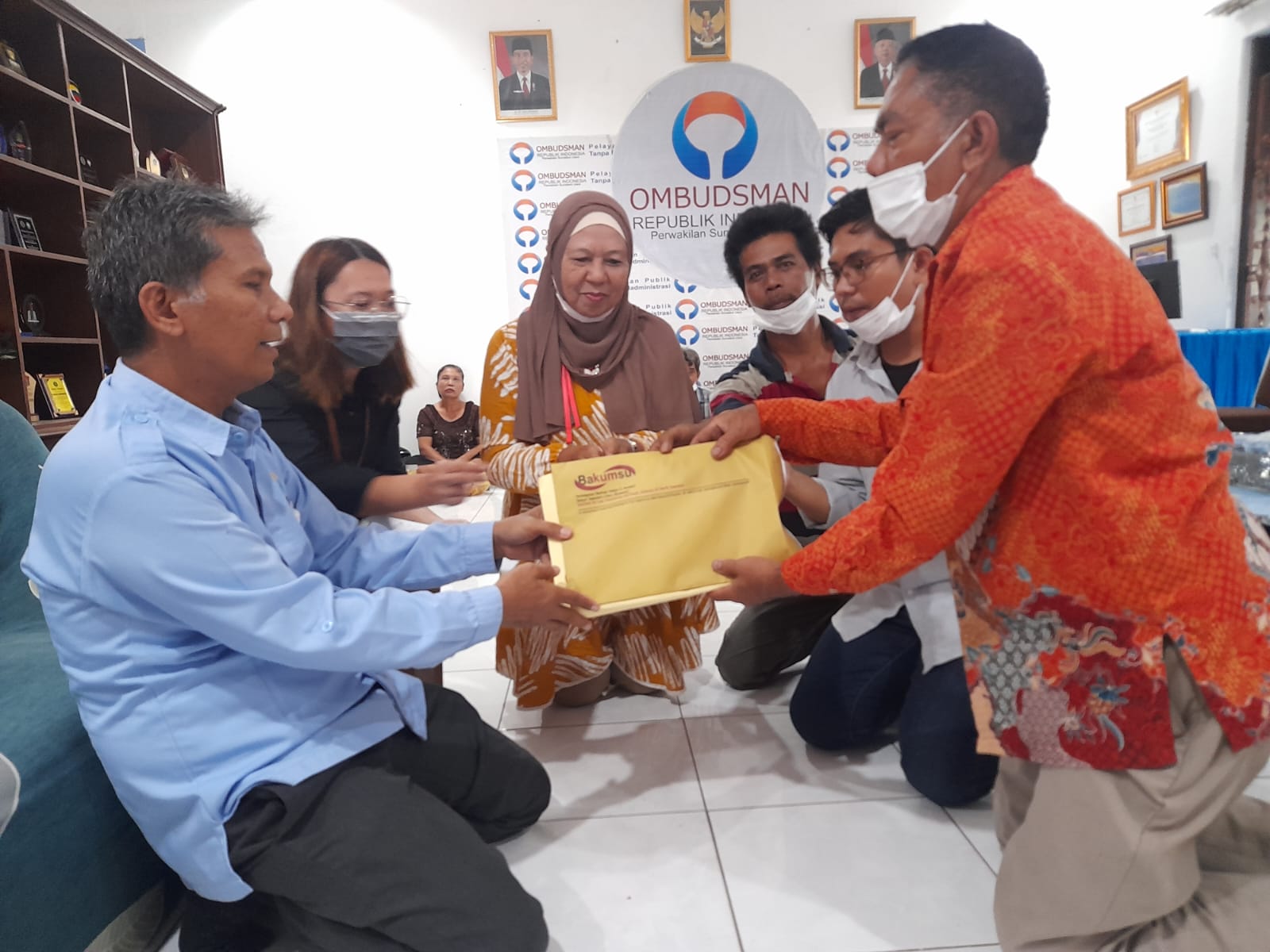Perwakilan dari Masyarakat (kanan) menyerahkan sejumlah dokumen laporan kepada Kepala Ombudsman Perwakilan Provinsi Sumatera Utara, Abyadi Siregar (kiri) di Medan, Rabu 31 Agustus 2022. Foto: Dok. Ombudsman Provinsi Sumatera Utara