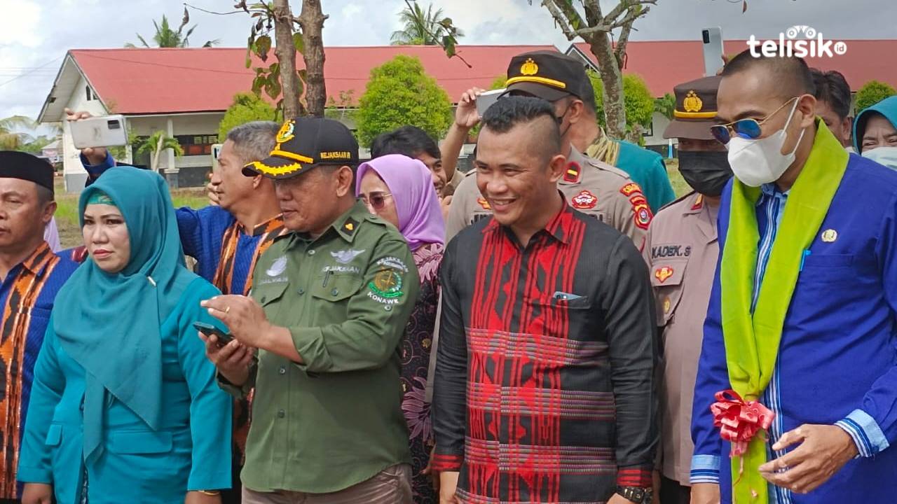 Kadis PMD Konawe Keny Yuga Permana (kedua dari kanan) menyebut penundaan pilkades pada bulan Oktober mendatang berdasarkan Perbub Nomor 43 tahun 2022. Foto: Aris Syam/Telisik