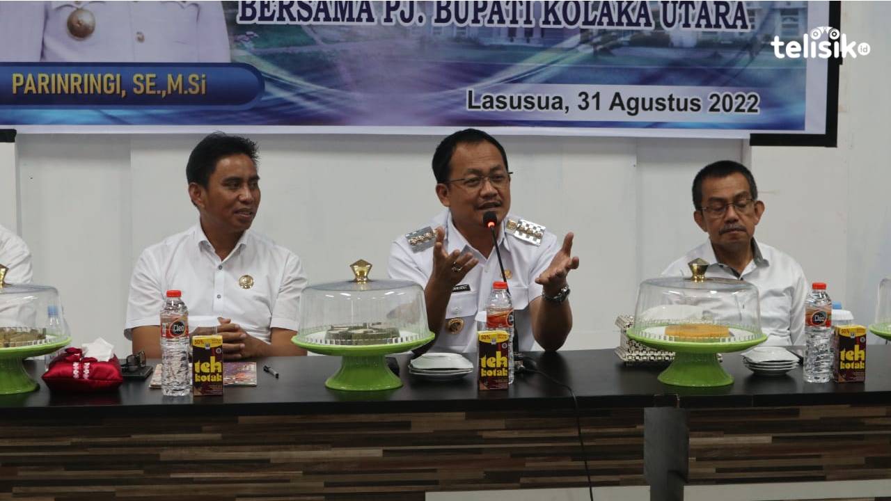 Pj Bupati Kolaka Utara, Andi Parinringi (kanan), didampingi Kadis PMD, Patehuddin (kiri) dan Asisten III, Idris (kanan) ketika Rakor bersama 127 kepala desa. Foto: Muh. Risal H/Telisik.