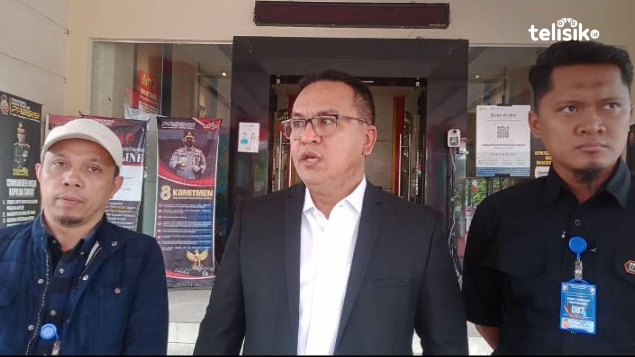 Kuasa hukum dari Universitas Ibnu Khaldun, Rudi Kabunang (tengah) didampingi timnya ketika berada di Mapolda Sumatera Utara, Jalan Sisingamangaraja, Medan, Kamis (18/8/2022). Foto: Reza Fahlefy/Telisik