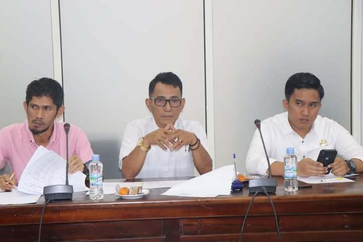 Anggota DPRD Kolaka Utara dari Fraksi PDIP, Drs. Nasir Banna (tengah) ingin kebijakan pindah ASN dibuka kembali untuk menekan belanja pegawai. Foto. Humas DPRD Kolaka Utara