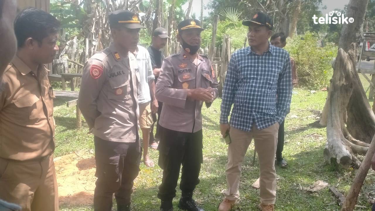 Anggota DPRD Muna, Mohamad Ikhsanudin bersama Kabag Logistik Polres Muna, Kompol Ngatimin dan masyarakat mengukur lahan lokasi untuk Polsek Lasalepa. Foto: Sunaryo/Telisik.