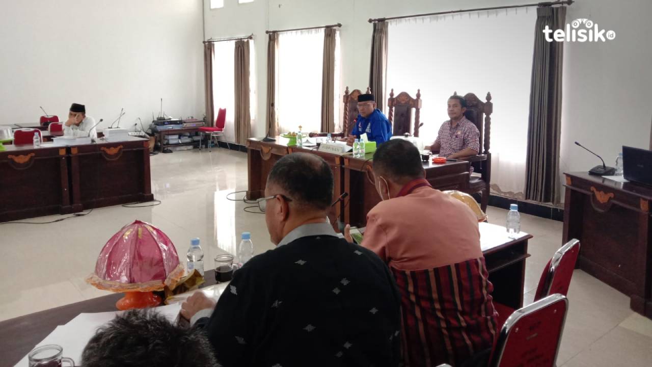 Komisi III DPRD Muna rapat kerja bersama OPD pengelola dana pinjaman untuk memastikan progres fisik pekerjaan. Foto: Sunaryo/Telisik